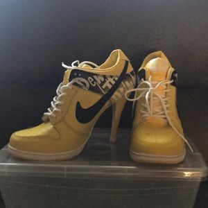 Nike heel Yellow and black